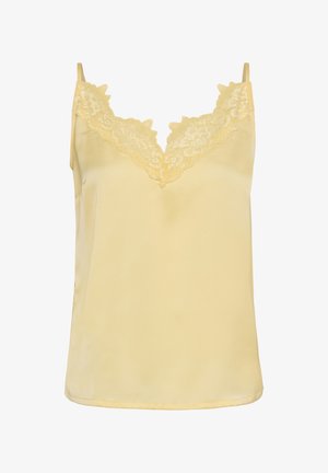 Camisole en satin jaune avec bordure en dentelle florale le long du décolleté en V et fines bretelles.