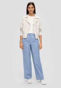 s.Oliver REGULAR BUSINESS  - Stoffhose - blassblau