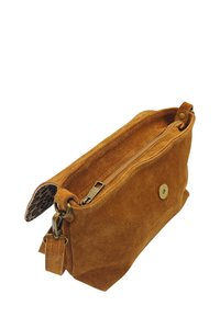 Pochette en daim marron avec une fermeture éclair, un rabat décoratif en imprimé léopard et des accents en métal doré. Forme légèrement rectangulaire.