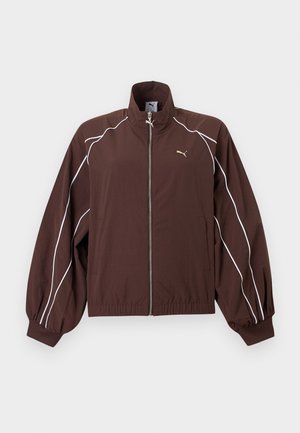 Brun Puma løpejakke med hvite pipingdetaljer langs ermene, full frontglidelås, elastiske mansjetter og halskant, og liten gull Puma-logo på brystet.