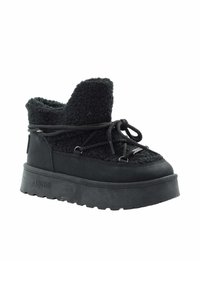 Czarne wysokie buty z teksturowaną, polarową cholewką oraz gładką, skórzaną dolną częścią. Gruba gumowa podeszwa z charakterystycznym bieżnikiem i sznurowadłami.