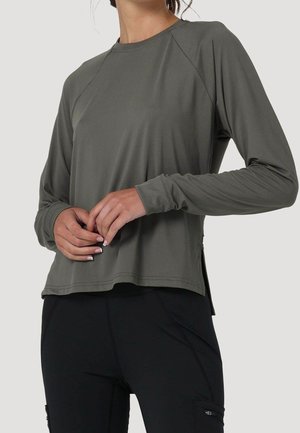 Langärmliges Sporthemd in Olivgrün, hergestellt aus glattem Stoff. Verfügt über Raglanärmel und Seitenschlitze für eine lässige Passform.