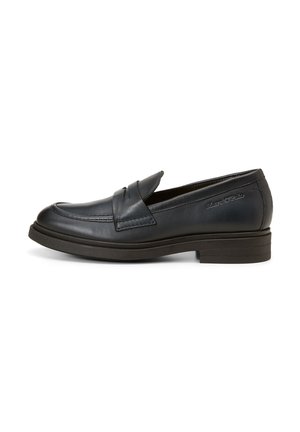 Mocassin homme en cuir noir avec un petit talon empilé et un détail de bride sur le dessus, vue de profil sur fond blanc.