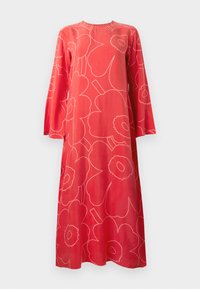 Rotes Maxi-Kleid mit langen Ärmeln, großem hellrosa abstraktem Blumenmuster und rundem Ausschnitt vor weißem Hintergrund.