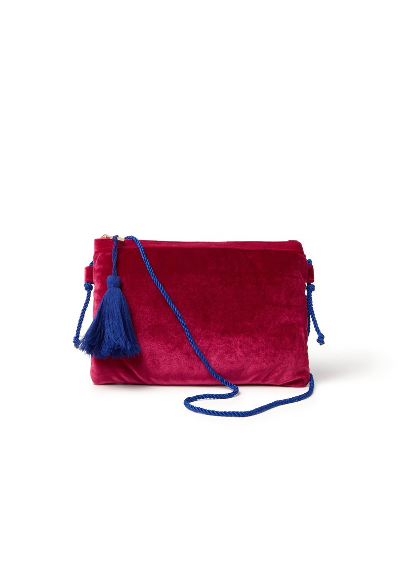 Clutch in velluto rosso con tracolla intrecciata blu e nappina coordinata, caratterizzata da una forma piatta e una texture liscia. Chiusura con zip nella parte superiore.