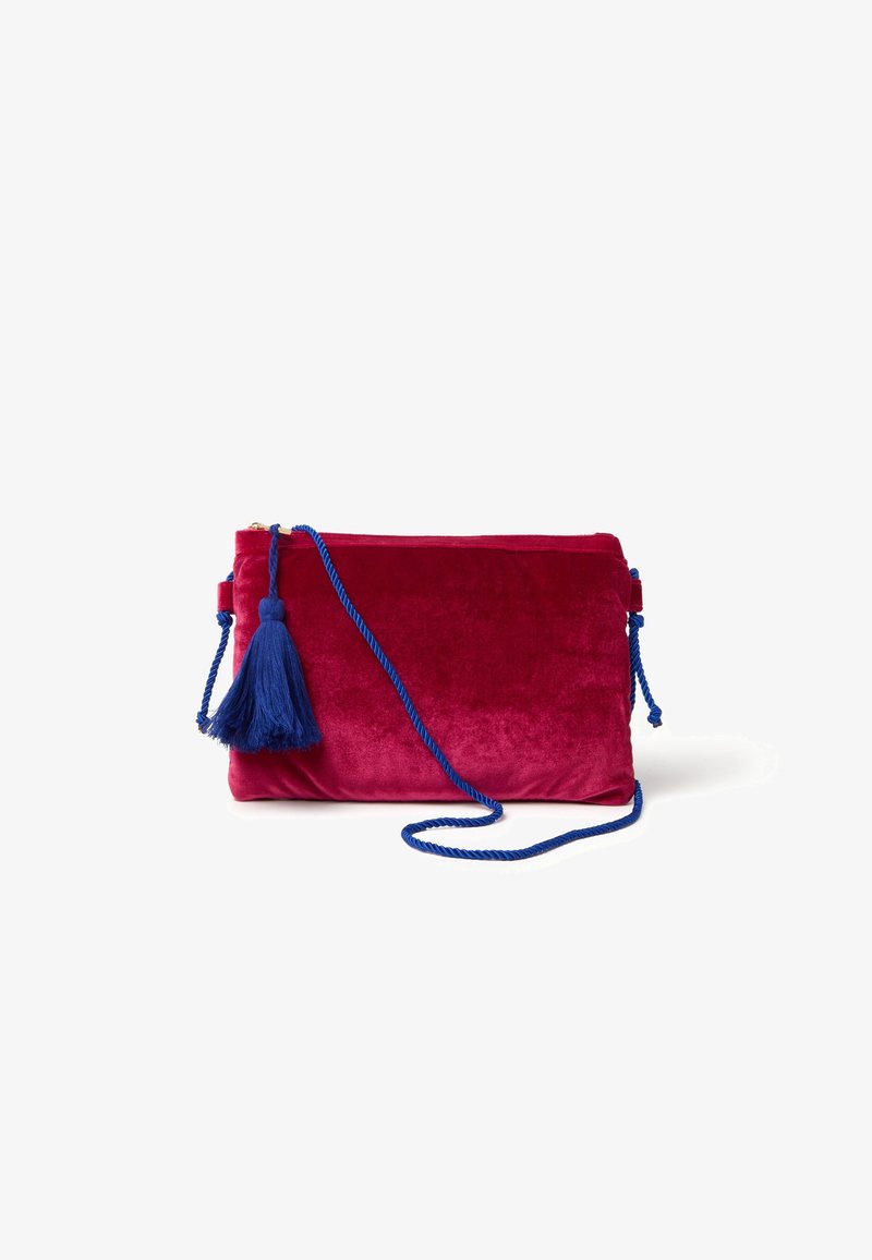 Clutch in velluto rosso con tracolla intrecciata blu e nappina coordinata, caratterizzata da una forma piatta e una texture liscia. Chiusura con zip nella parte superiore.