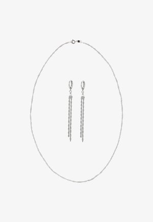 Collana d'argento con una delicata catena intrecciata e orecchini pendenti abbinati con accenti intrecciati. Superfici metalliche lisce, design leggero.