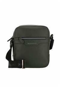Sac bandoulière en cuir vert à finition texturée, poche avant zippée, sangle ajustable et logo "Valentino" embossé. Forme carrée.