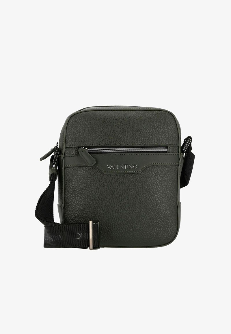 Borsa a tracolla verde in pelle con finitura testurizzata, tasca frontale con zip, tracolla regolabile e logo "Valentino" impresso. Forma quadrata.