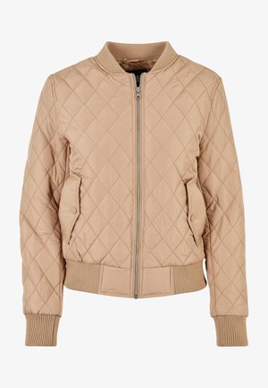 Bēšas krāsas kviltota bumbersveteris ar priekšējo rāvējslēdzēju, ribota apkakle un aproces, kā arī sānu kabatas, kuras ir aizslēgtas ar pogām. Gluda tekstūra.