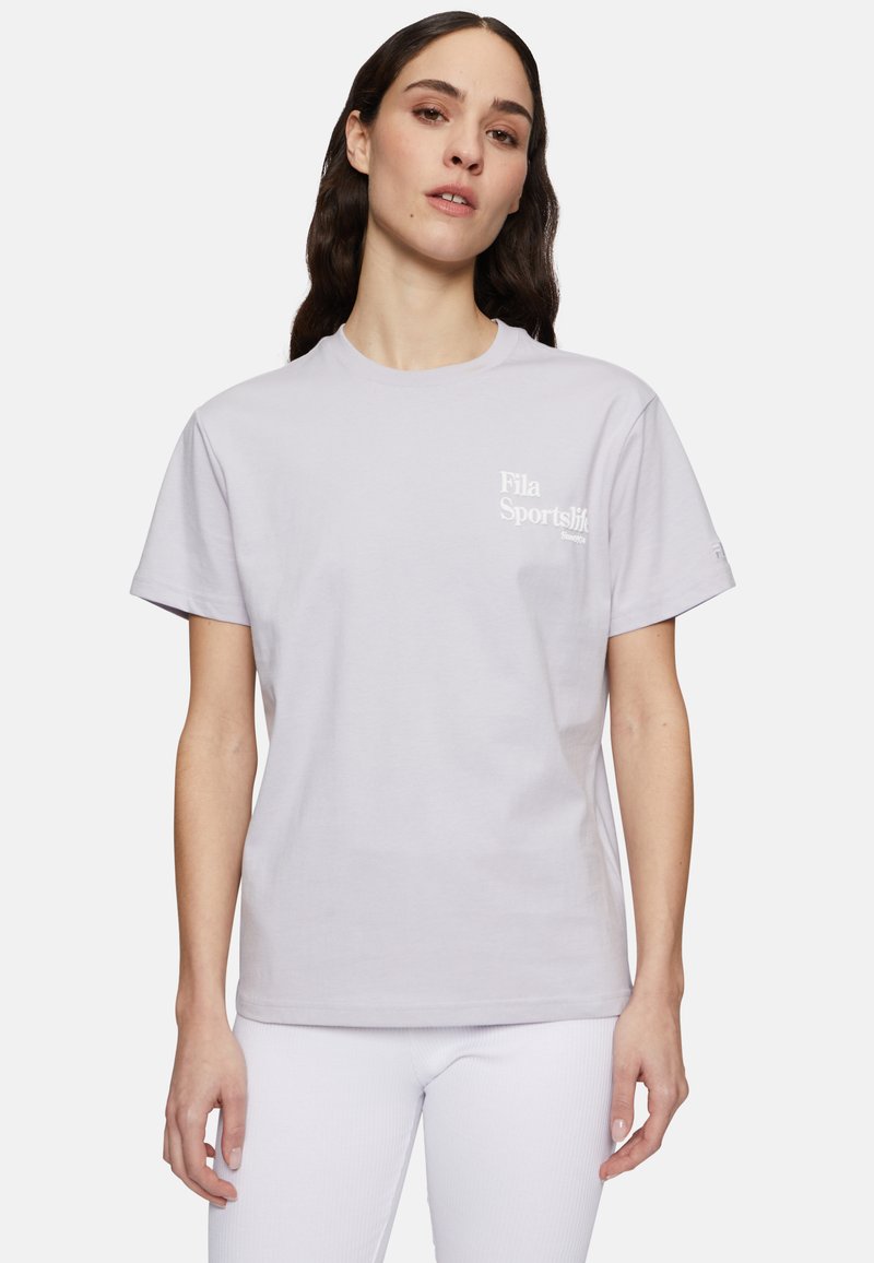 Lys grå kortærmet t-shirt lavet af bomuld med rund hals. Har et hvidt "Fila Sportslip" logo på venstre bryst.