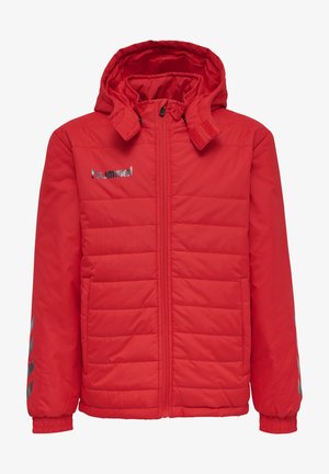 Rote gepolsterte Jacke mit Kapuze, ausgestattet mit einem Frontreißverschluss, elastischen Bündchen und reflektierenden Akzenten an den Ärmeln. Logo auf der Brust gedruckt.