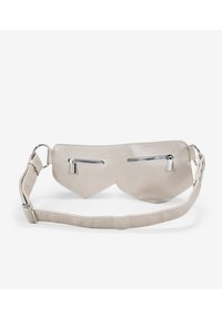 Bolso de cintura de cuero gris claro con dos bolsillos con cremallera, textura suave, correa ajustable y bordes puntiagudos para una forma distintiva.