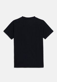 Μαύρο κοντομάνικο μπλουζάκι με στρογγυλή λαιμόκοψη, απλωμένο επίπεδα και δείχνοντας την πίσω πλευρά σε λευκό φόντο.