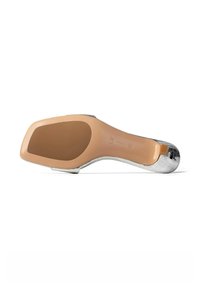 Chaussure à talon haut argentée élégante vue par en dessous, présentant un bout carré et une semelle beige avec la taille 37 indiquée.