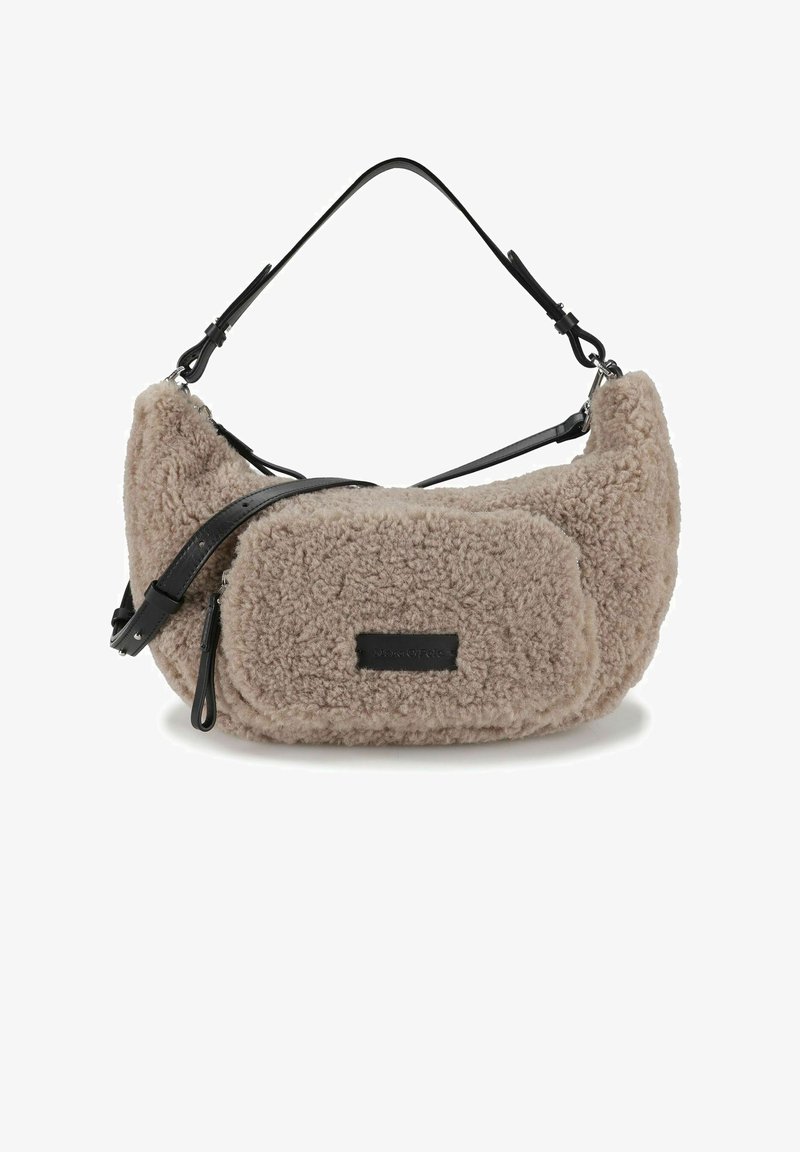 Borsa a tracolla marrone in finta pelliccia effetto shearling con tracolla in pelle nera e chiusura con cerniera. Presenta una tasca rettangolare e un corpo morbido e testurizzato.