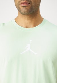 Jordan JUMPMAN SHORT SLEEVE CREW - T-shirt desportiva - vapor green/(white)