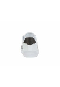 Weiße Sportschuhe mit einem strukturierten Lederakzent an der Ferse, gepolstertem Kragen und Gummisohle. Minimales Design mit dezenten Stickdetails.