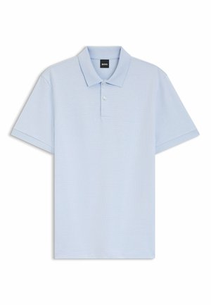 Polo a maniche corte color azzurro chiaro con abbottonatura a due bottoni e piccola etichetta nera con scritto "BOSS" all'interno del colletto.