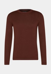 Pull marron à manches longues en maille douce, avec un col rond et un logo discret sur la poitrine.