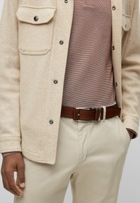Ceinture BOSS Pour Homme – Fermoir Argenté Brossé, Logo Gravé – Coupe Classique, Partiellement Doublée