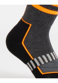 Calzino nero e grigio con accenti arancioni; presenta una texture a coste, imbottitura al tallone e design a strisce lungo la caviglia.