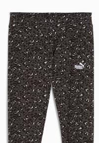 Leggings neri e grigi con un motivo a stampa leopardata, realizzati in tessuto leggero. Presentano una cintura larga e un piccolo logo PUMA bianco.