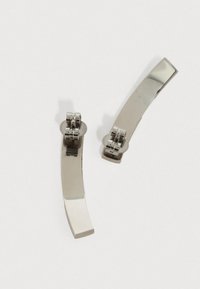 Hõbedased metallist kõrvarõngad kõverda kujundusega, millel on läikiv viimistlus ja hingedetailide kinnitus. Servad on siledad ja poleeritud.