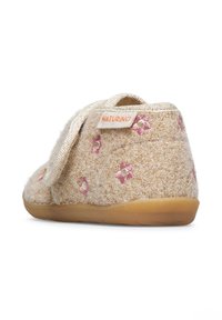 Beige filttofflor med glittrig textur, broderade rosa blommor och en ljusbrun gummisula. Har en mjuk gyllene rem.