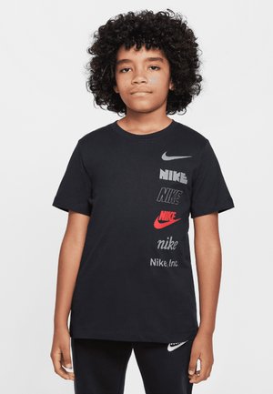 Schwarzes Nike T-Shirt mit kurzen Ärmeln, das verschiedene Logos und Texte in Weiß, Rot und Grau bietet, die vertikal an der Seite angeordnet sind.