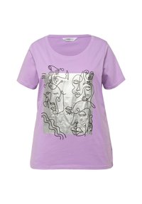 Lilla bomulds T-shirt med et sølvmetallic kvadratisk grafik, der viser abstrakte linjetegninger af ansigtstræk og hårdesigns. Korte ærmer, rund halsudskæring.