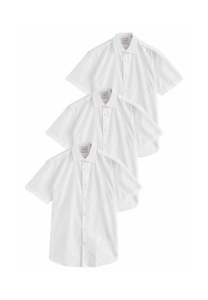 Tres camisas de manga corta blancas de algodón, con cierre de botones y un estilo de cuello clásico. Textura suave, sin patrones ni acentos.