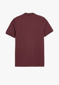 Bordeaux kortærmet poloshirt med ribbet krave og ærmer, der har en tekstureret stof og et rent, simpelt design uden pynt.