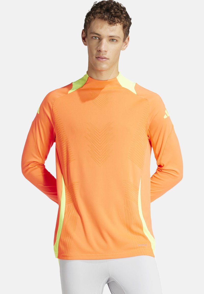 Langarm sportshirt in feloranje met gele accenten, voorzien van textuurpatronen en een aansluitend ontwerp voor optimale prestaties.