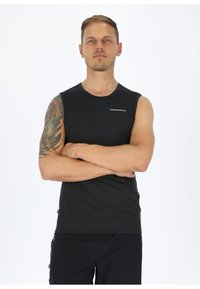 Zwart mouwloos sportshirt met een ronde hals en een klein wit logo op de borst. Het materiaal lijkt lichtgewicht en soepel.