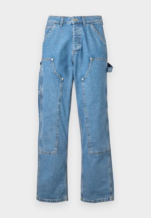 Pantaloni cargo in denim azzurro chiaro con vestibilità rilassata, dotati di molteplici tasche a toppa e cuciture a contrasto. Presentano una chiusura con bottone e passanti per cintura.