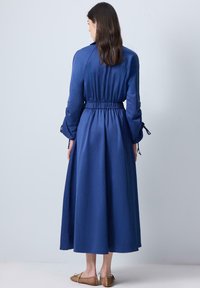 Touché Privé PLEATED SLEEVE WITH BROOCH - Maxi šaty - navy blue