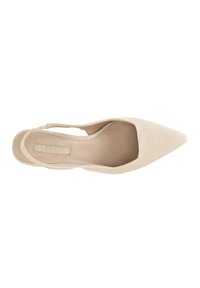 Scarpa slingback beige in suede con punta a punta, tallone aperto e ritagli laterali. Presenta un interno testurizzato con un marchio sulla soletta.
