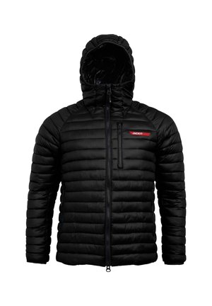 Giubbotto piumino nero con cappuccio, caratterizzato da una texture trapuntata, zip frontale e tasca sul petto con zip con logo rosso "JACKIT".