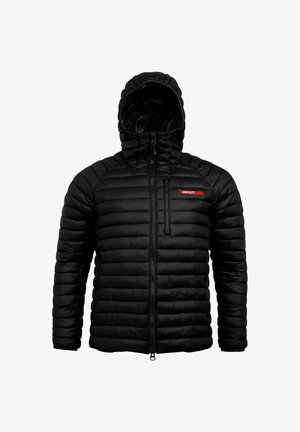 Czarna kurtka puchowa z kapturem, o pikowanej fakturze, z zamkiem z przodu oraz kieszenią na zamek błyskawiczny na piersi z czerwonym logo "JACKIT".