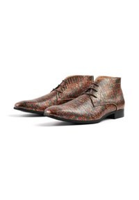 Bruine leren schoenen met een patroon, in een slank ontwerp, met een puntige neus en een zwarte zool. Voorzien van een gestructureerd oppervlak met multikleurenaccenten.
