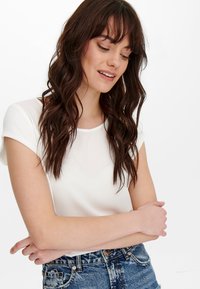 ONLY S/S SOLID NOOS PTM - Lihtne T-särk - cloud dancer