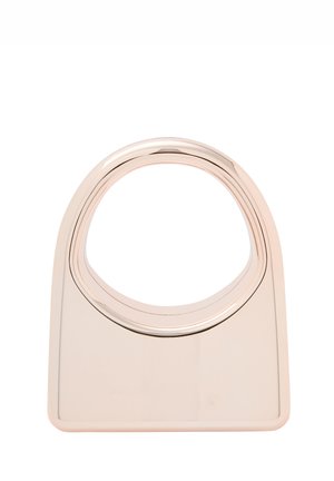 Metalen roségouden tas met een rechthoekige basis en een ronde handgreep. Gladde, glanzende oppervlakte met een minimalistisch ontwerp en strakke lijnen.