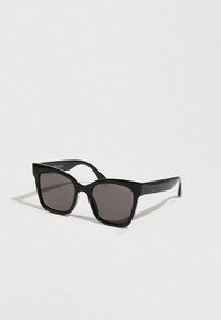 Μαύρα γυαλιά ηλίου με στέρεο πλαστικό σκελετό. Τετράγωνα φακοί με βαθμιαία απόχρωση. Λεία υφή και ελαφρώς καμπυλωτά μπράτσα για σταθερή εφαρμογή.