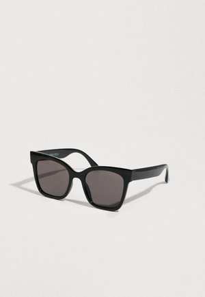 Lunettes de soleil noires avec une monture en plastique solide. Verres carrés avec un dégradé de teinte. Texture lisse et branches légèrement courbées pour un ajustement sécurisé.