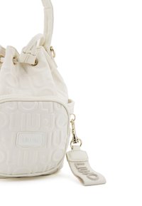 Borsa a secchiello bianca con design a texture, caratterizzata da logo 'LIU JO' impresso, hardware dorato e un'etichetta in tessuto rimovibile.