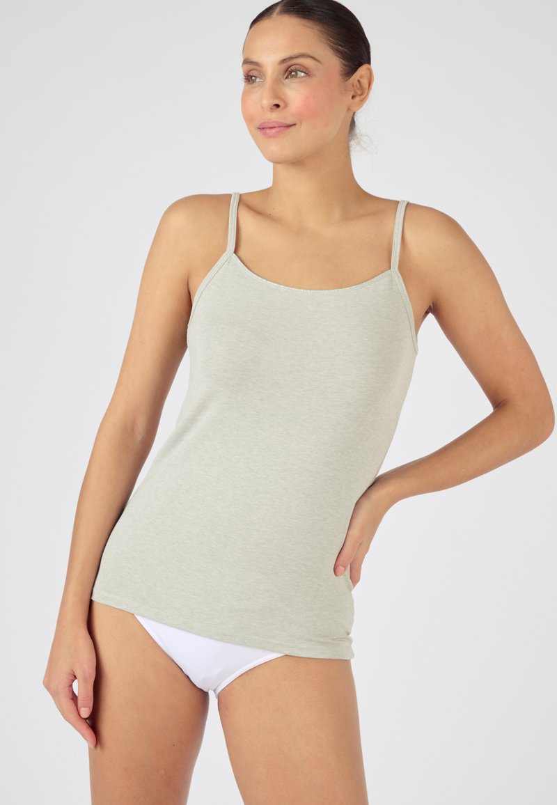Canottiera grigia chiara con spalline sottili, realizzata in morbido tessuto di cotone. Design semplice con scollatura a infilare e silhouette aderente.