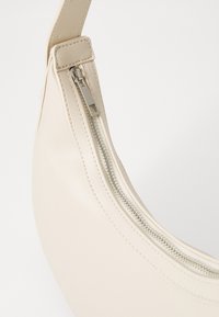 Even&Odd HALF MOON - Sac à main - off-white