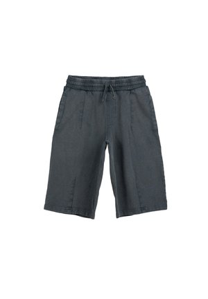 Ciemnoszare spodenki do kolan z elastycznym pasem, troczkiem, bocznymi kieszeniami i ozdobnym szwem z przodu, prezentowane na białym tle.