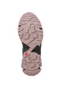 Schwarze Sport Schuhsohle mit einer strukturierten, hellrosa Gummisohle, die ein Profilmuster aufweist und einen roten Akzent nahe der Ferse hat.